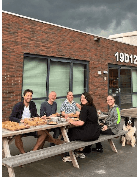 Buiten eten op picknick bank